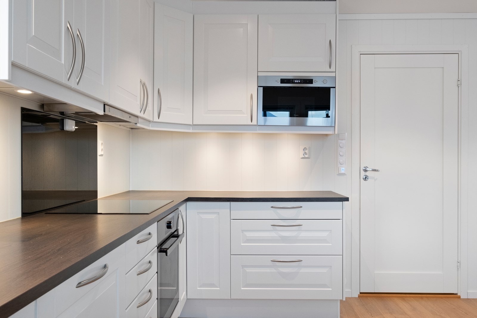 Fra kjøkkenet er det inngang til vaskerom og bod/teknisk rom. Galleribilde