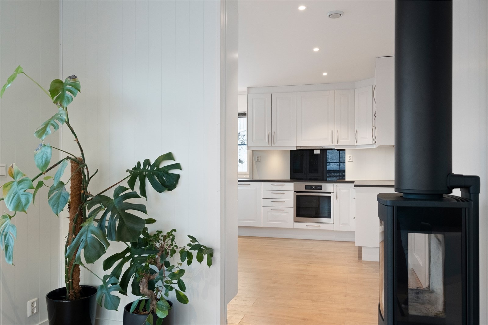 Det er vedovn mellom stuen og kjøkkenet som bidrar med ekstra oppvarming. Galleribilde