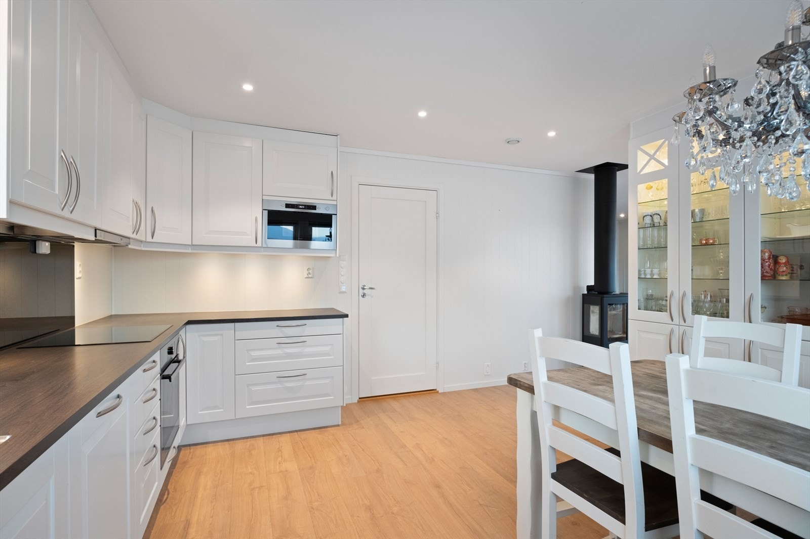 Det er kjøkkenventilator med avtrekk ut. Galleribilde