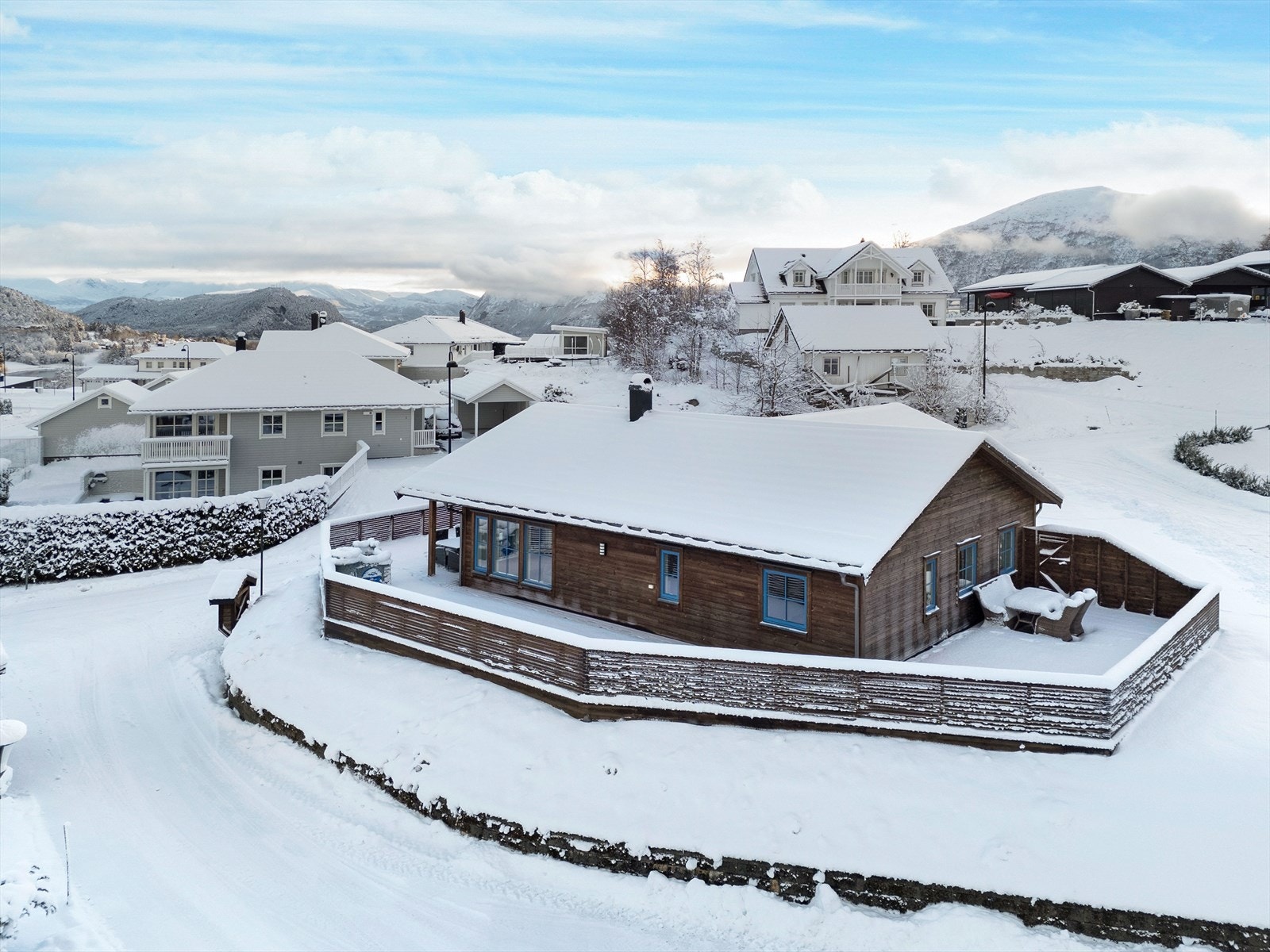 Eneboligen inneholder gang, kjøkken, stue, 3 soverom, bod/teknisk rom, vaskerom, bad og toalettrom. Galleribilde