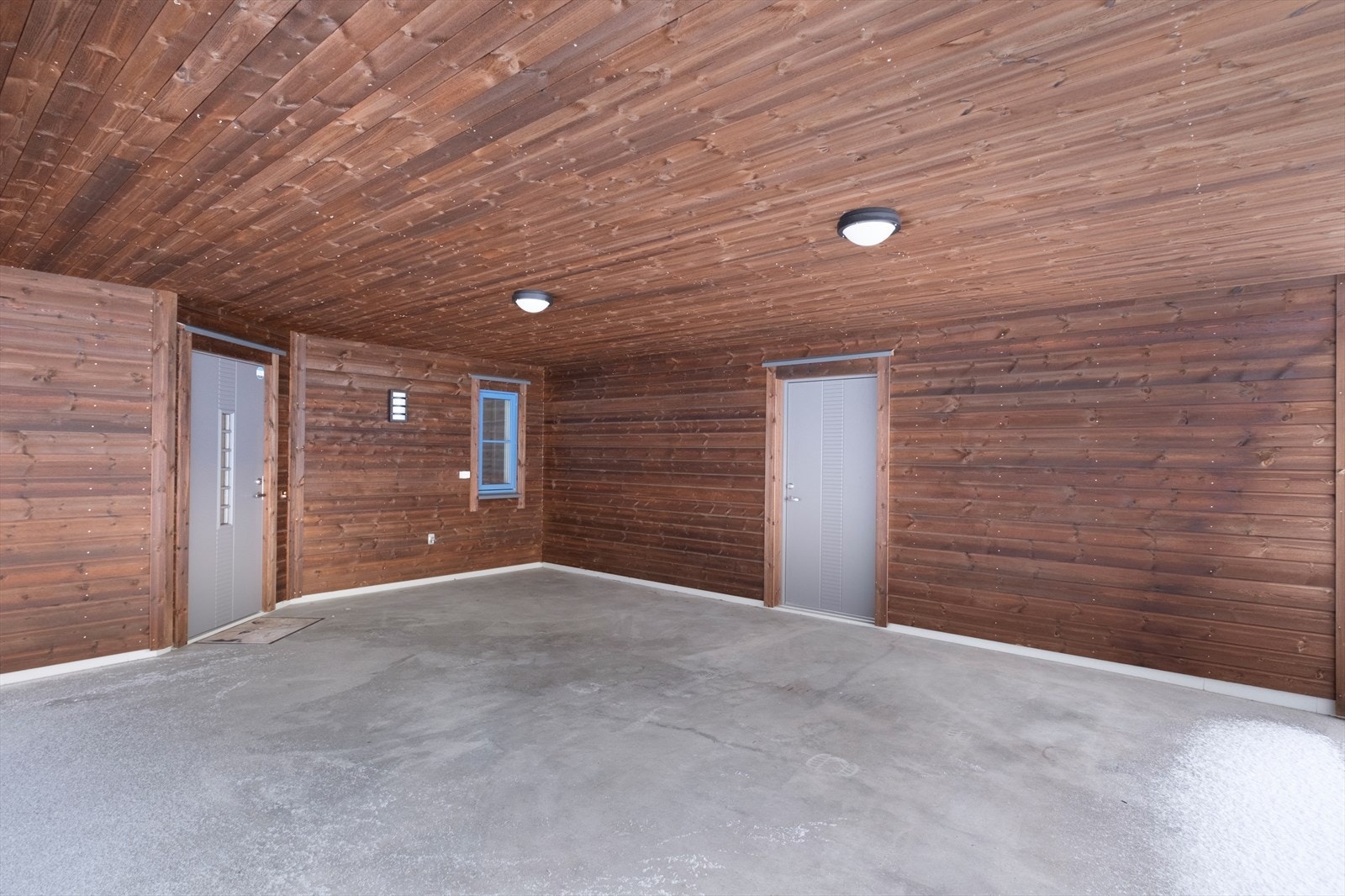 Parkering i dobbel carport, som sørger for tørr og praktisk adkomst rett inn til boligen. Galleribilde