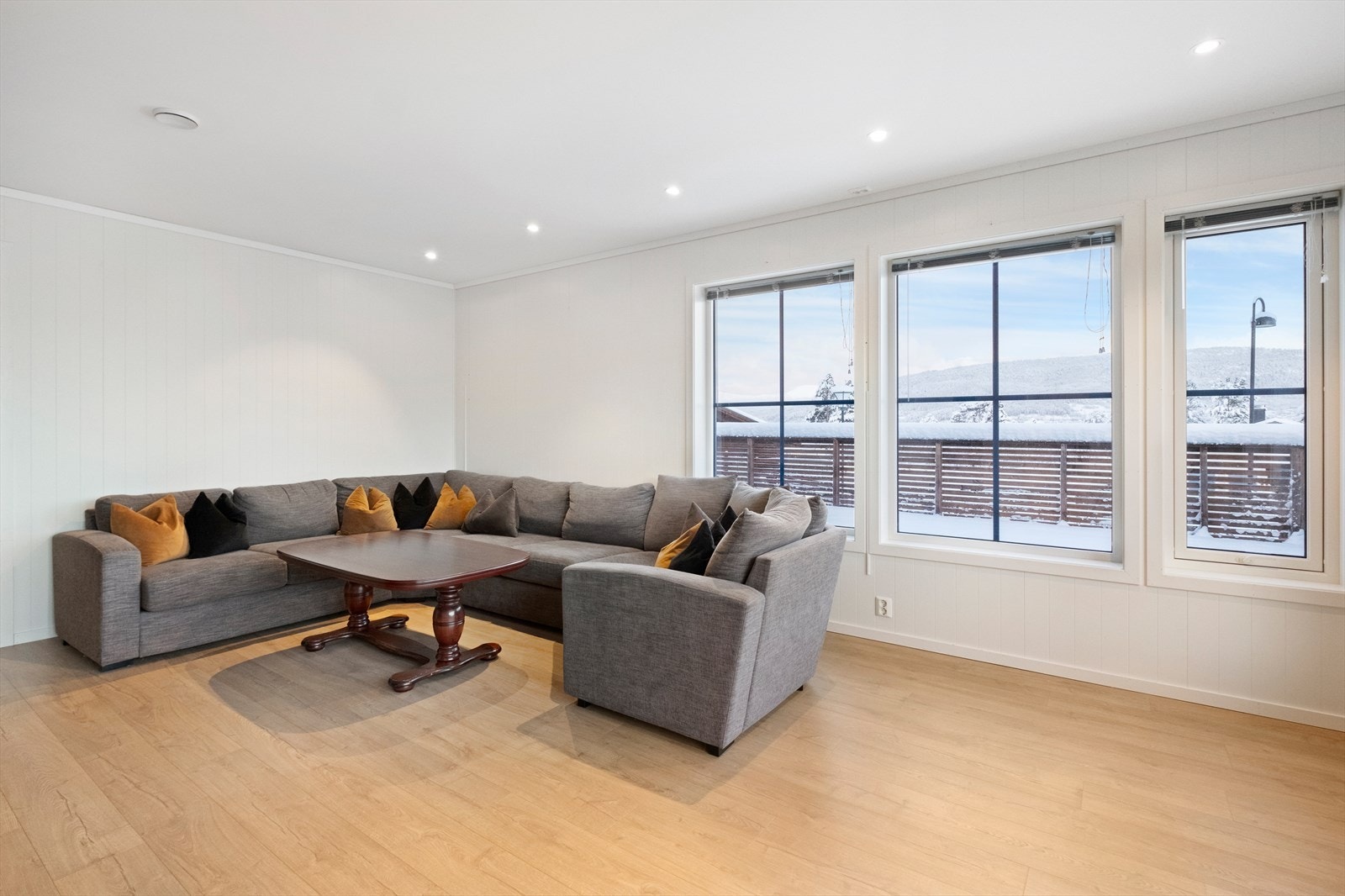 Det er laminat på gulv, malte plater på vegger og malte plater samt himlingsplater på innvendige tak. Galleribilde