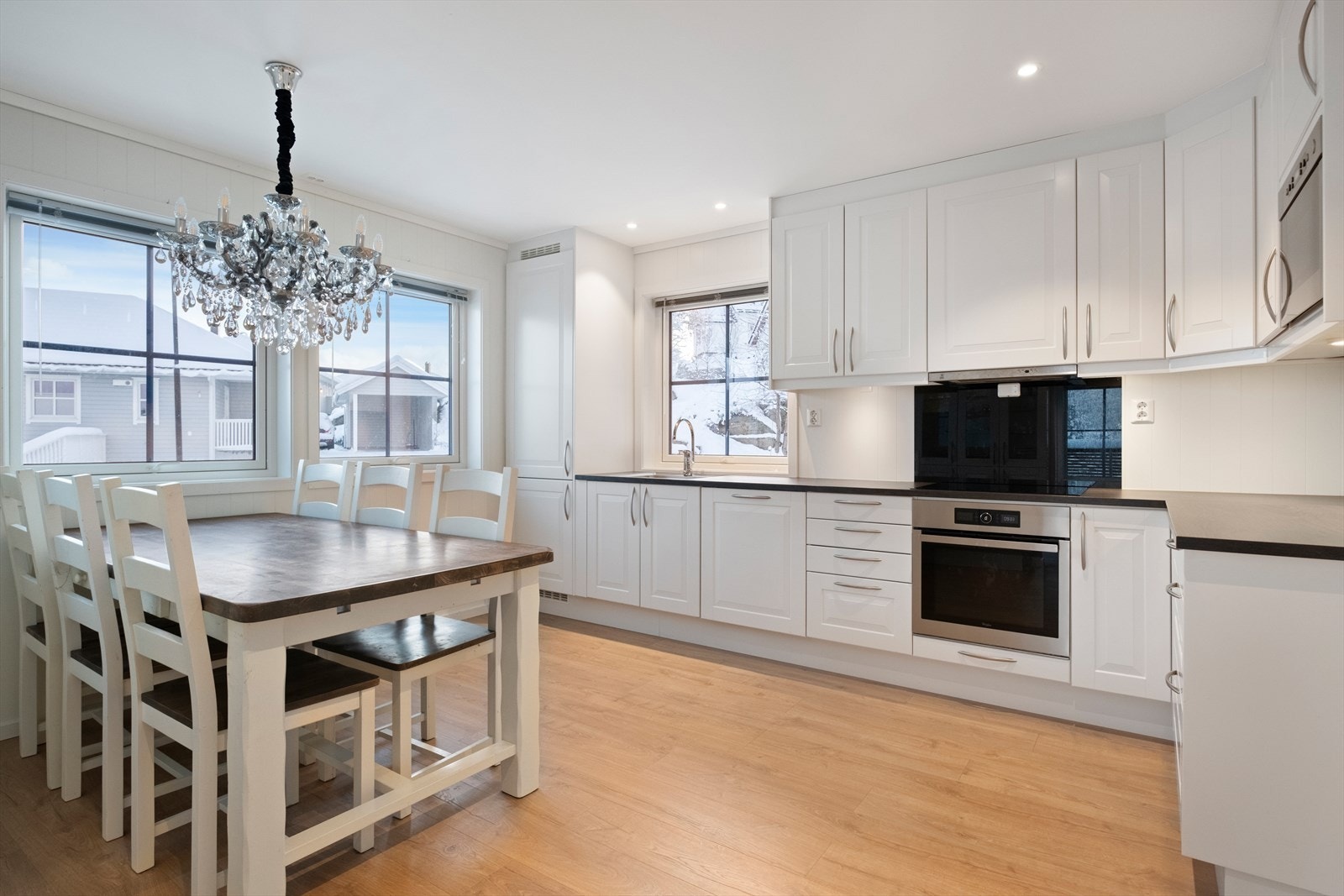 Det er god plass til stor spisegruppet på kjøkkenet. Galleribilde