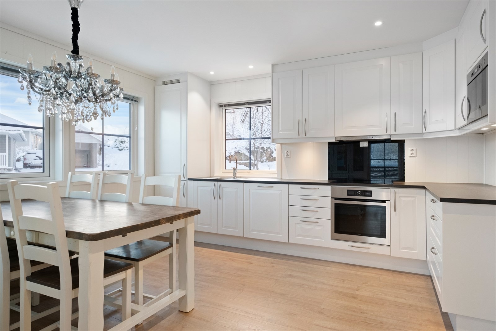 Lys kjøkkeninnredning fra Norema med profilerte fronter. Galleribilde