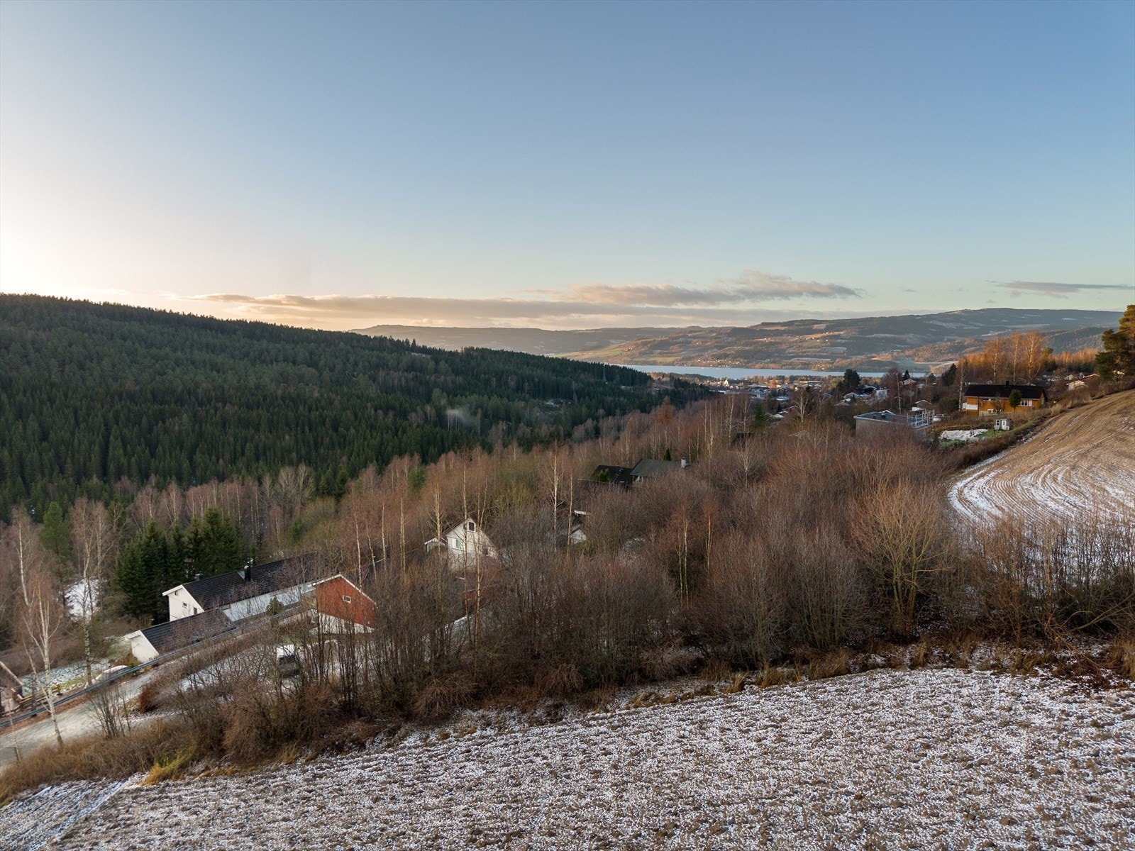 Det er ca. 3 km til Moelv sentrum med togstasjon, dagligvare, forretninger, bank, frisør mv. Galleribilde