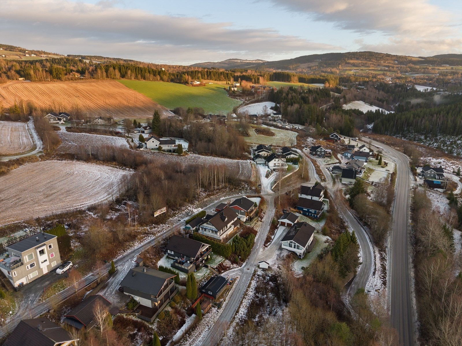 Moelv ligger midt mellom Mjøsbyene med ca. 30 minutters kjøretur til Hamar, Gjøvik og Lillehammer. Galleribilde