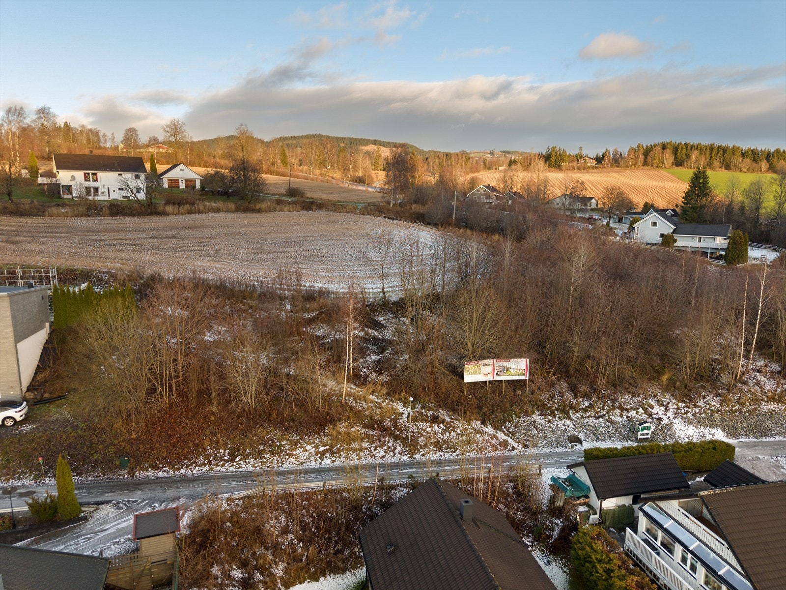 Det er offentlig vannforsyning og avløpsnett ved tomtegrensen. Galleribilde