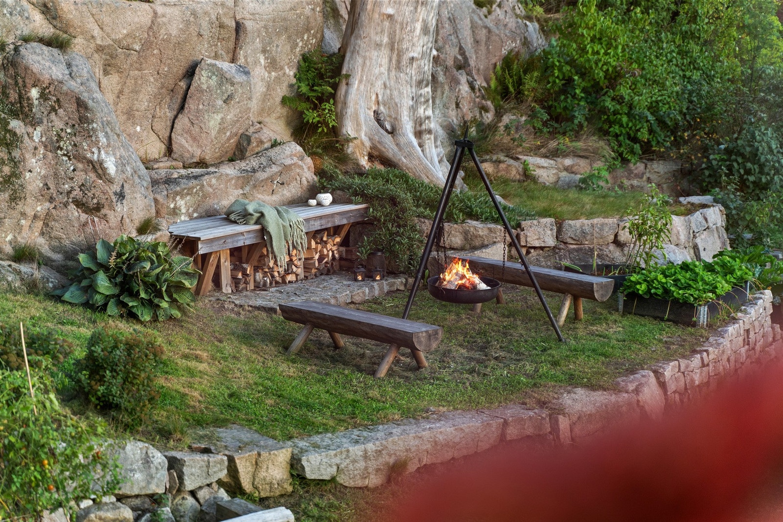 Koselig bålplass som én av mange uteplasser. Galleribilde