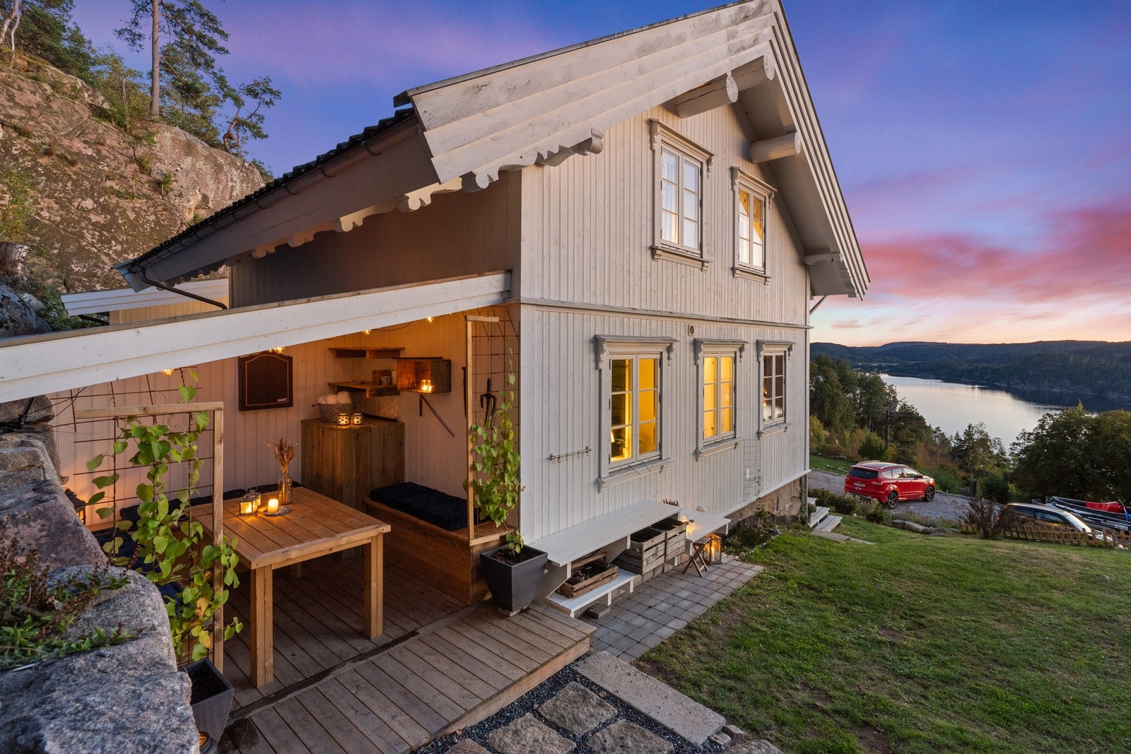 Boligen ligger høyt og fritt med svært gode solforhold og har flere koselige uteplasser hvor man kan trekke seg tilbake og nyte utsikten. Galleribilde