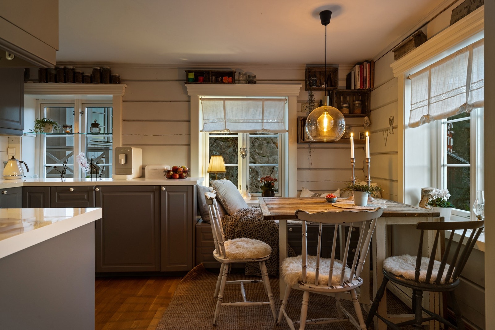 Det er plass til spisebord foran vinduet hvor man kan fryde seg over den lekre utsikten! Galleribilde