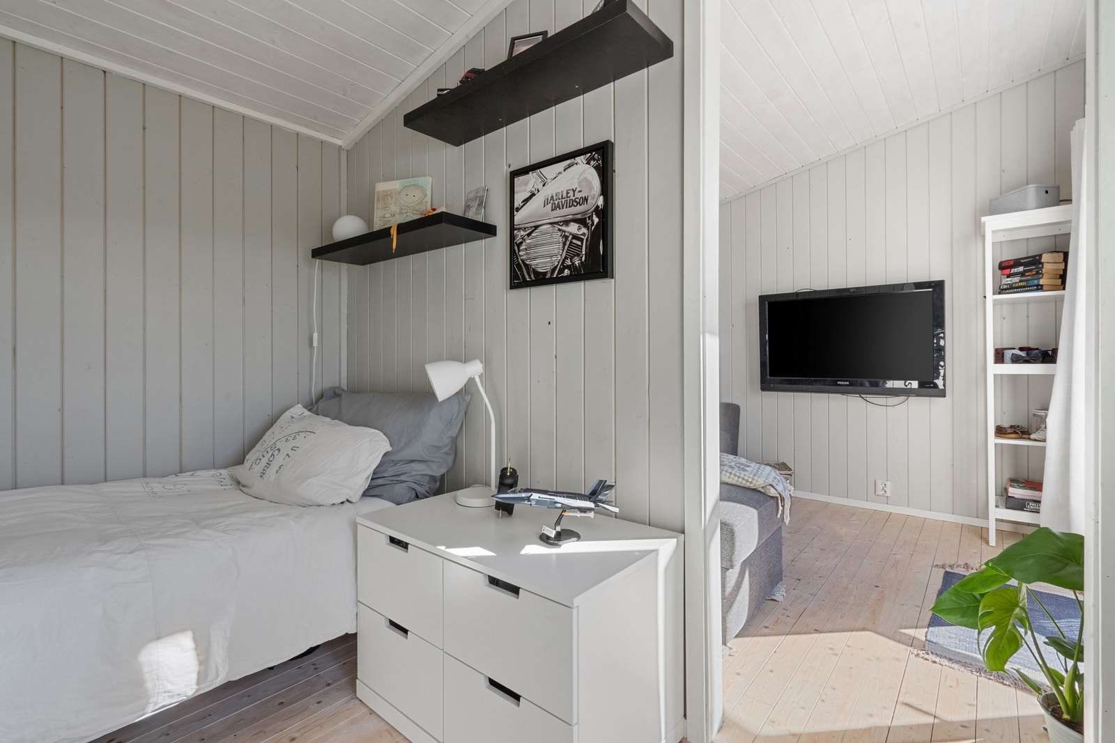 Annekset er innredet med to delvis åpne rom. Annekset er ikke omsøkt eller godkjent i Halden kommune. Galleribilde