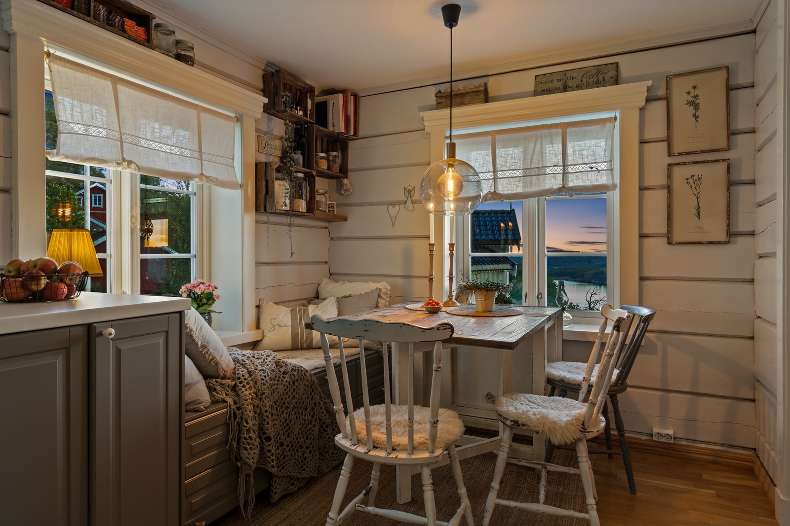 De tjukke tømmerveggene gir boligen et klassisk preg som passer godt inn i bygningsmiljøet. Galleribilde