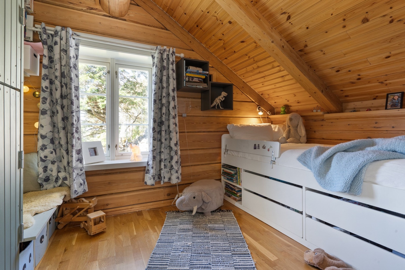 Det ekstra soverommet i 2. etasje har vært et godt tilskudd for dagens eier. Rommet er ikke omsøkt som soverom. Galleribilde