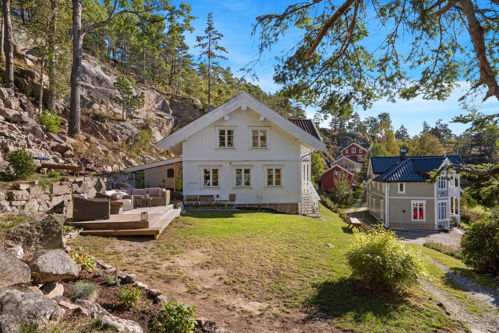 Fin uteplass i bakkant av tomten med flott utsikt mot sjøen. Galleribilde