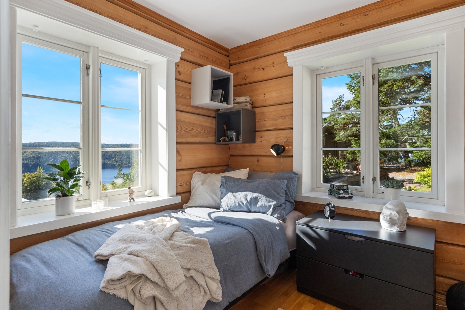 Etasjen har 3 soverom, soverom 1 har flott utsikt. Galleribilde