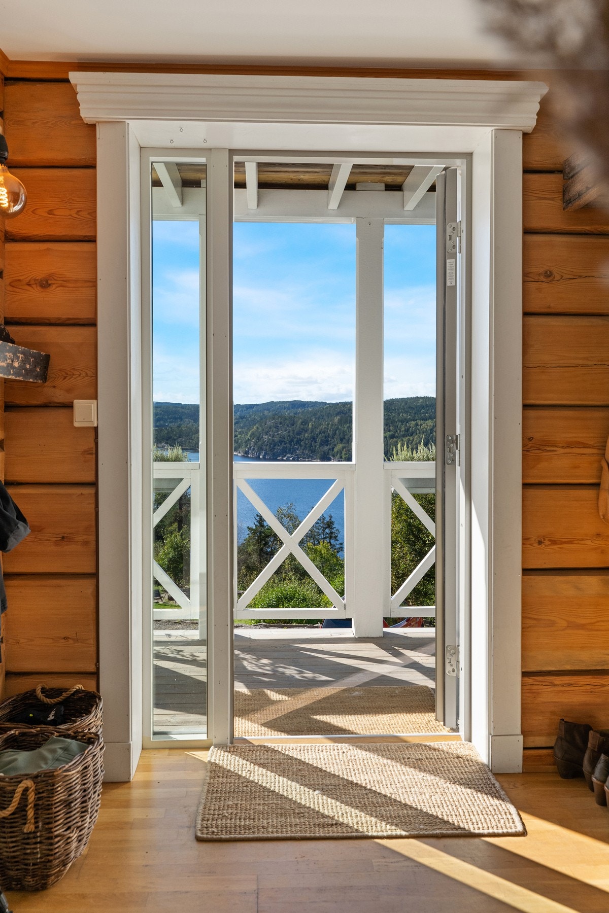 Det er utgang til veranda hvor man kan glede seg over den sene kveldssolen og fjorden. Galleribilde
