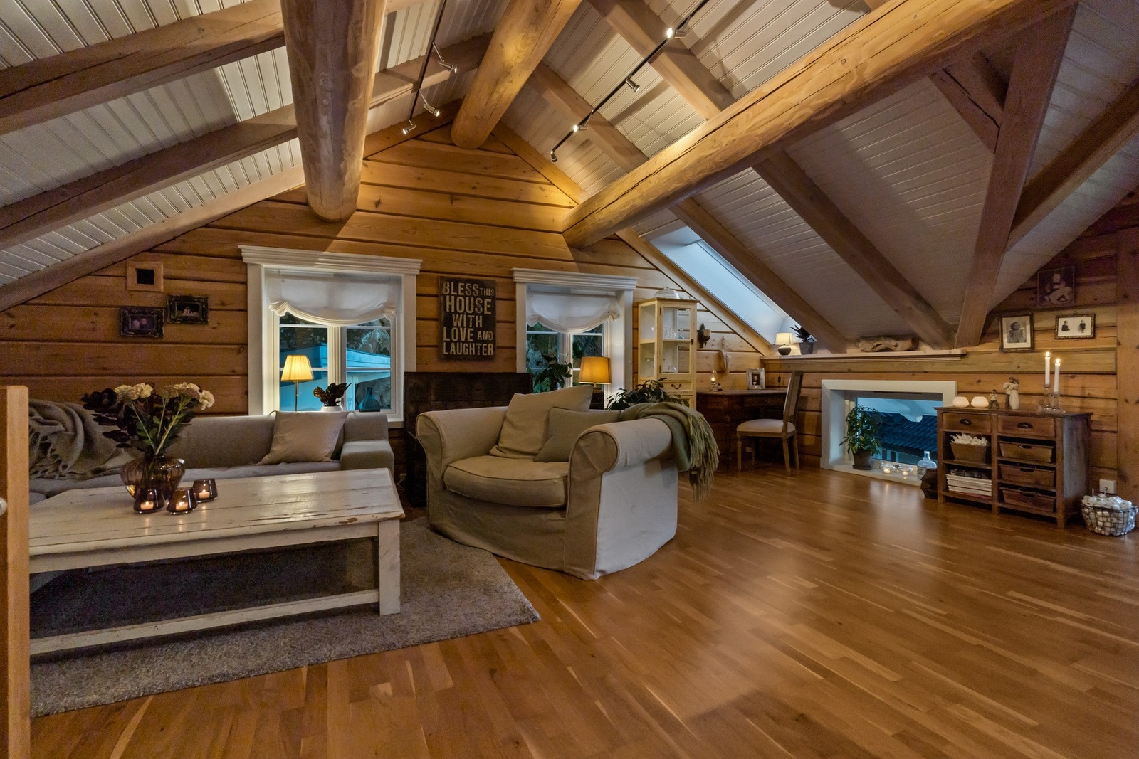 De store takbjelkene og de lafta veggene gir en hjemmekoselig følelse. Galleribilde