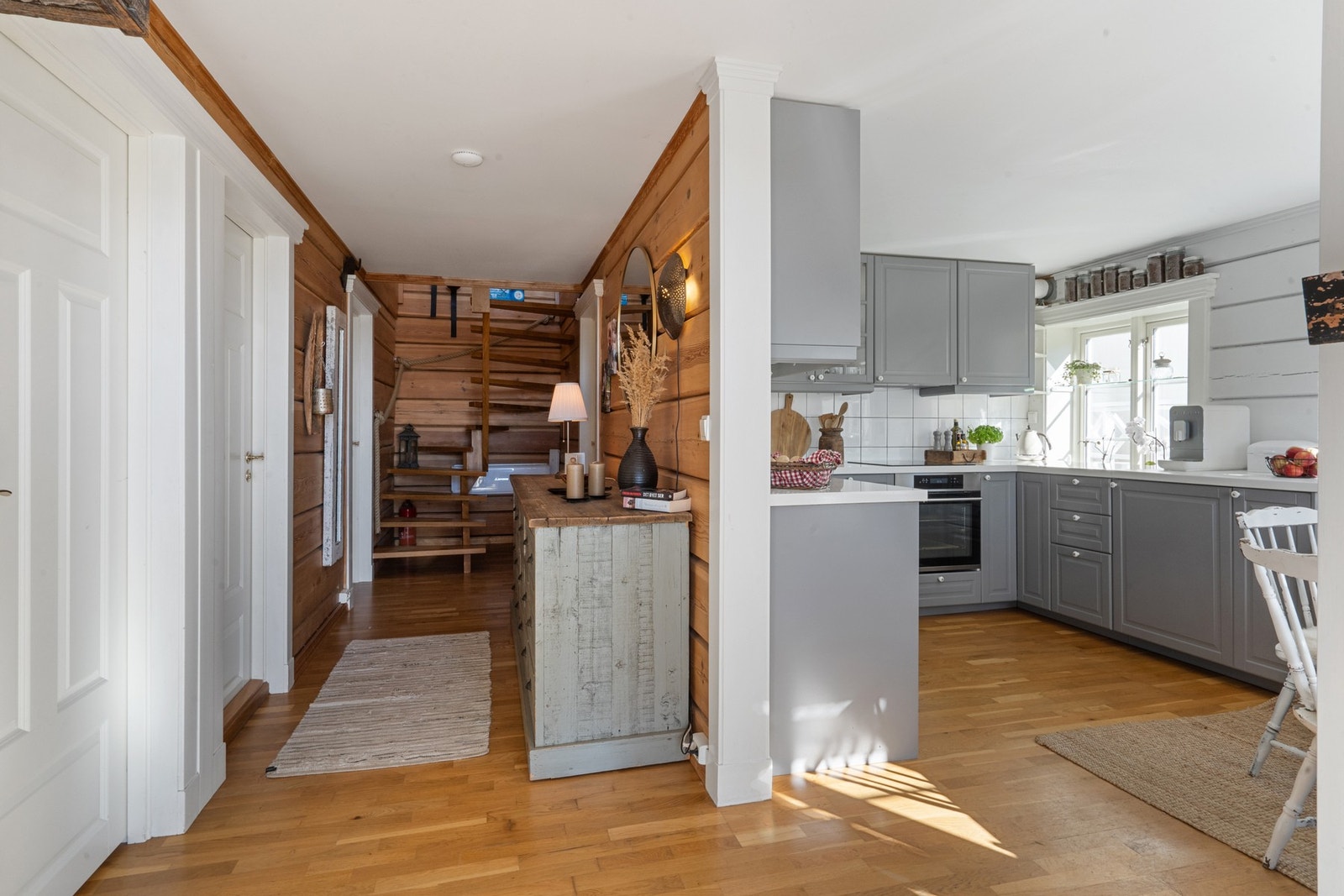 Etasjen har kjøkken, 3 soverom og bad. Galleribilde