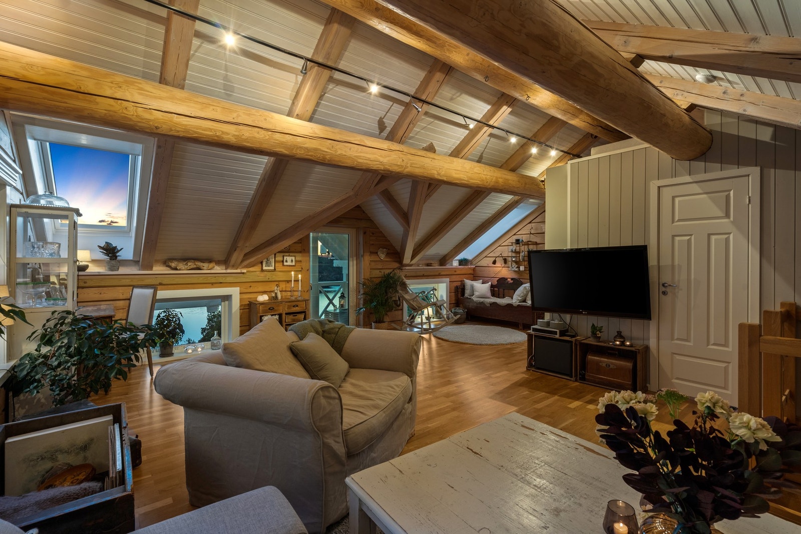 Det er satt opp et ekstra rom som selgerne har brukt til soverom, men dette kan enkelt tas ned hvis ønskelig. Ikke festet i gulvet. Galleribilde