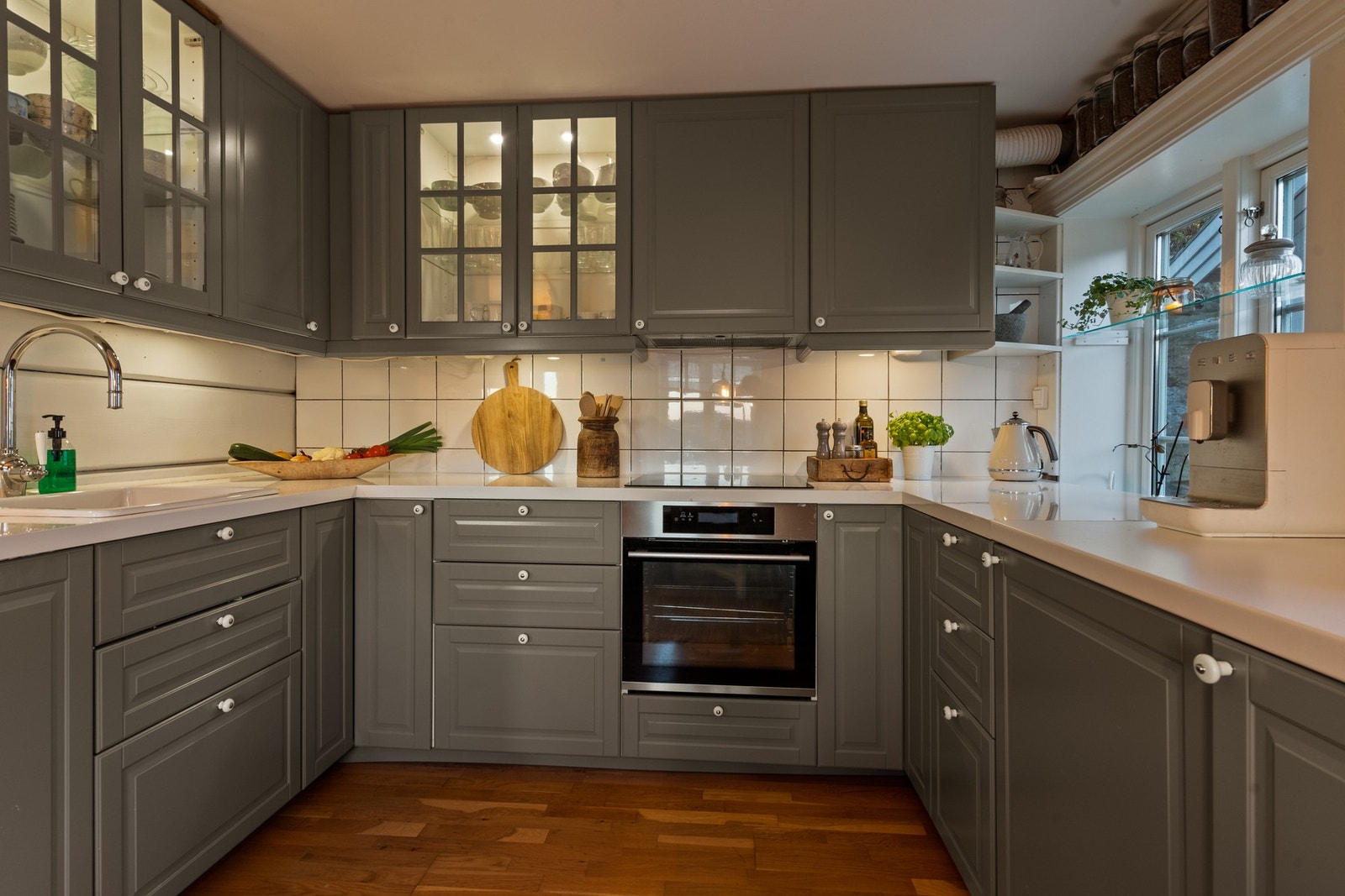 Kjøkkenet har romslig innredning og godt med benkeplass. Innebygde hvitevarer medfølger i handelen. Galleribilde