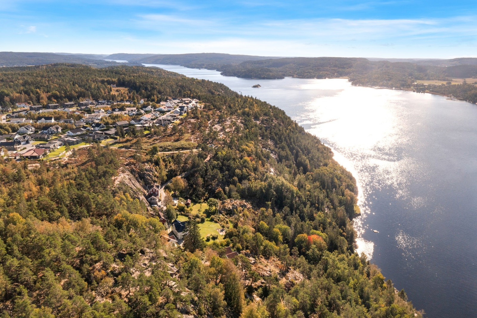Fiskeklev ligger i tilknytning til Brattskottfeltet, men det er kun 3 boliger og 1 fritidsbolig i blindveien. Galleribilde