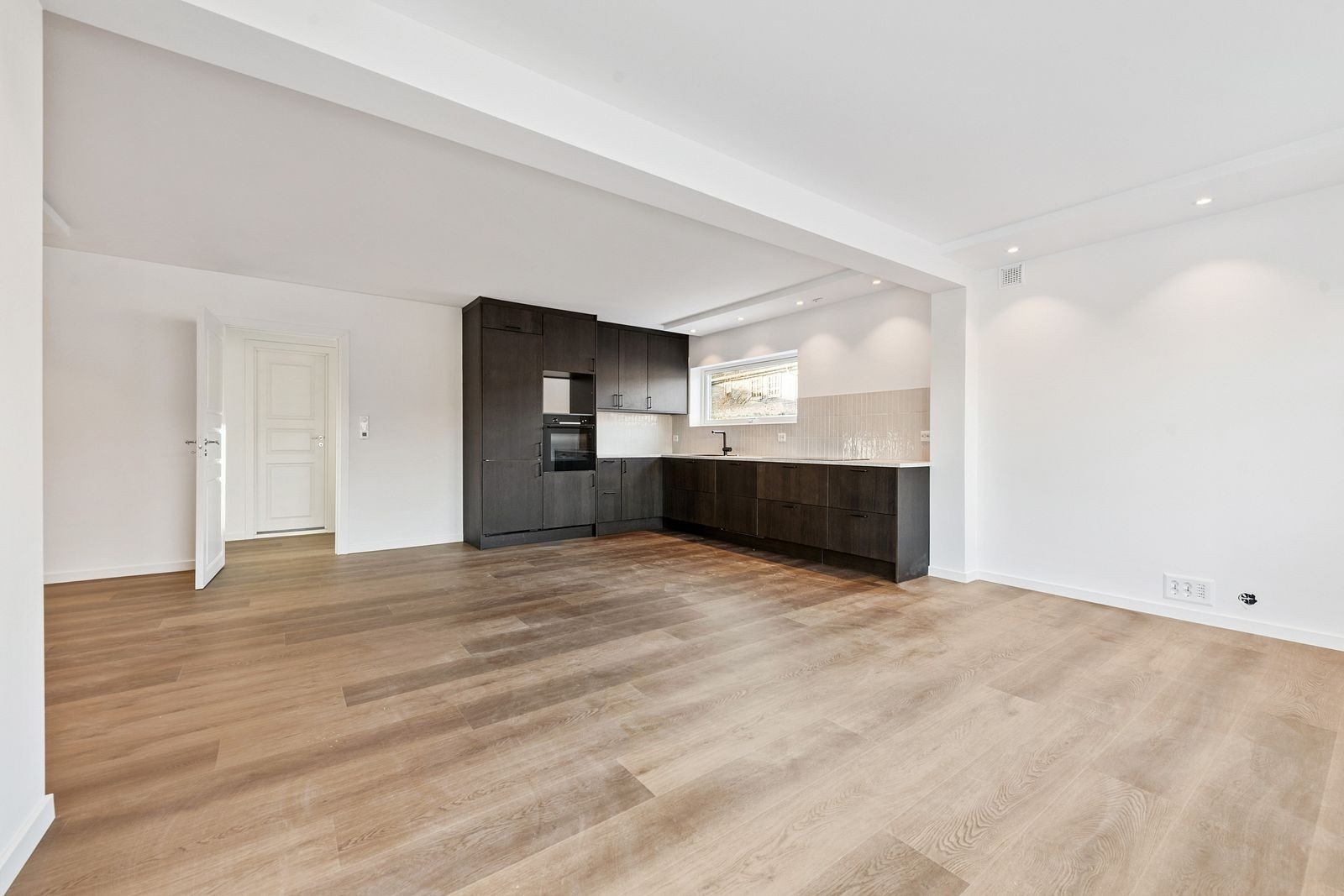 Stuen er i åpen løsning med kjøkken Galleribilde