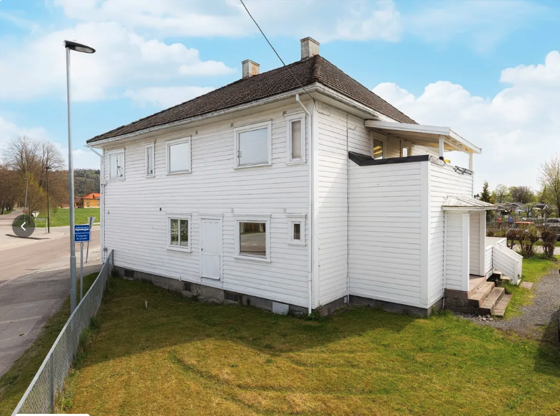 Eiendommen har en hage med plen på flere sider Galleribilde