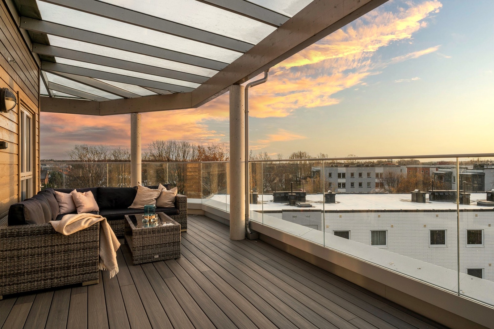 Stor balkong på 35 kvm med tak og rekkverk i stål og glass. Galleribilde