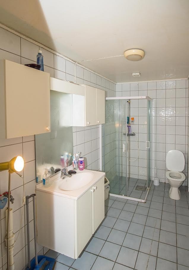 Flisbelagt bad med vaskemaskin Galleribilde