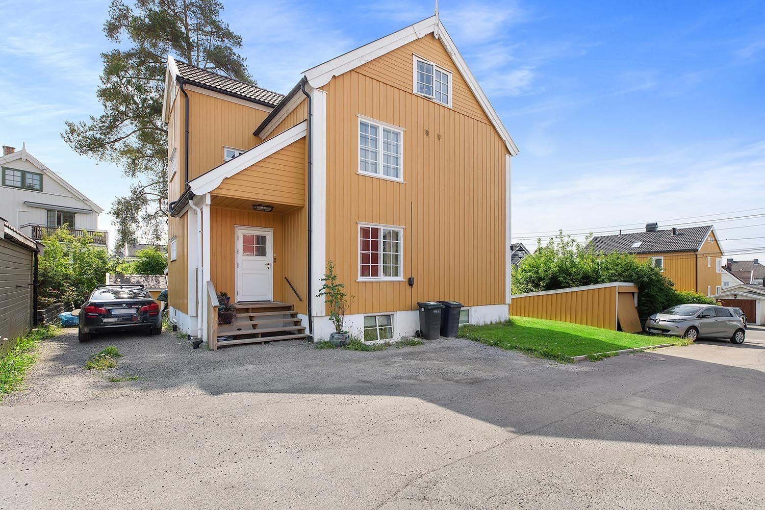 Det følger med to parkeringsplasser. Den ene rett utenfor inngangen (lademulighet) og en i garasje. Galleribilde