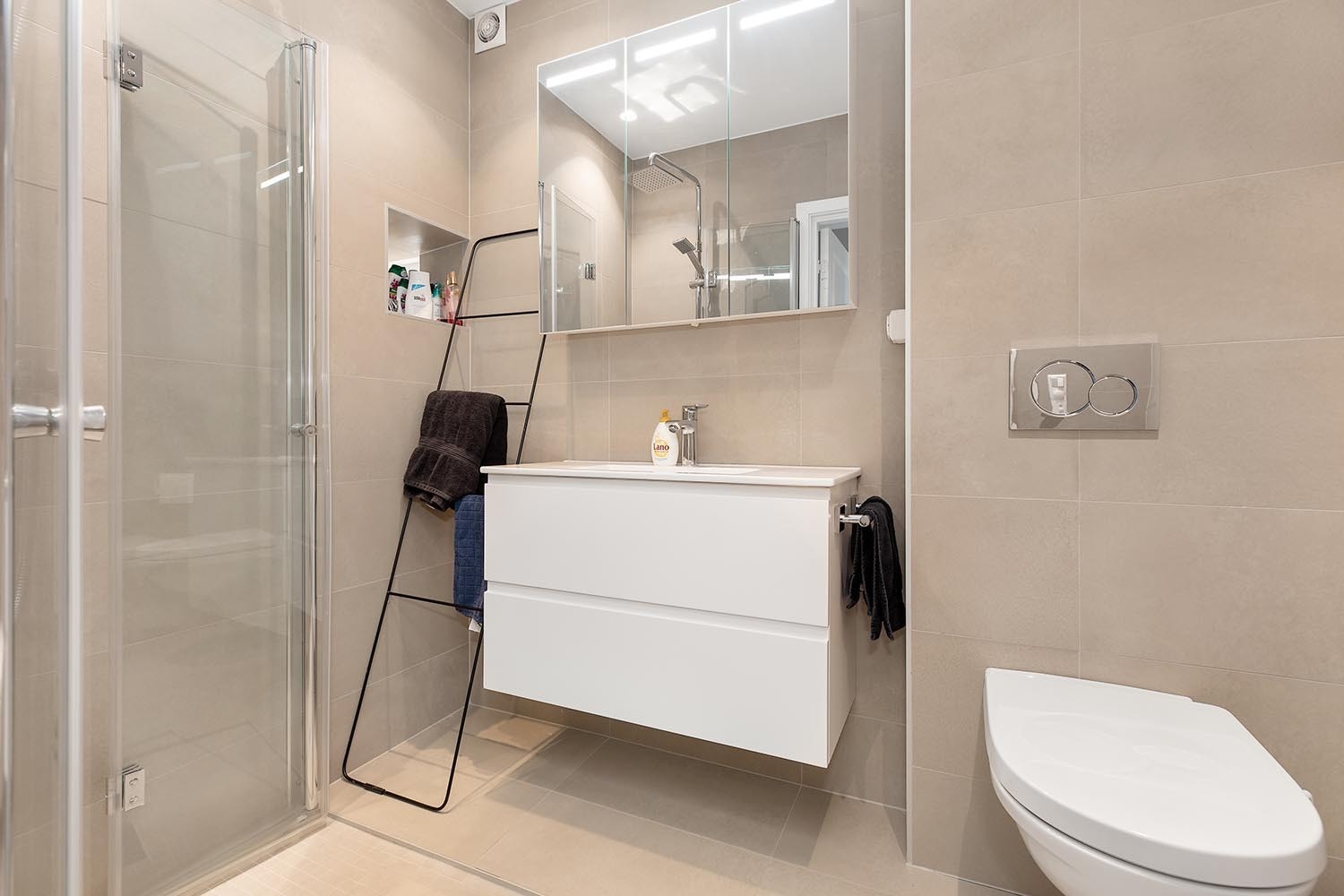 Delikat, flislagt baderom med dusjhjørne. Galleribilde