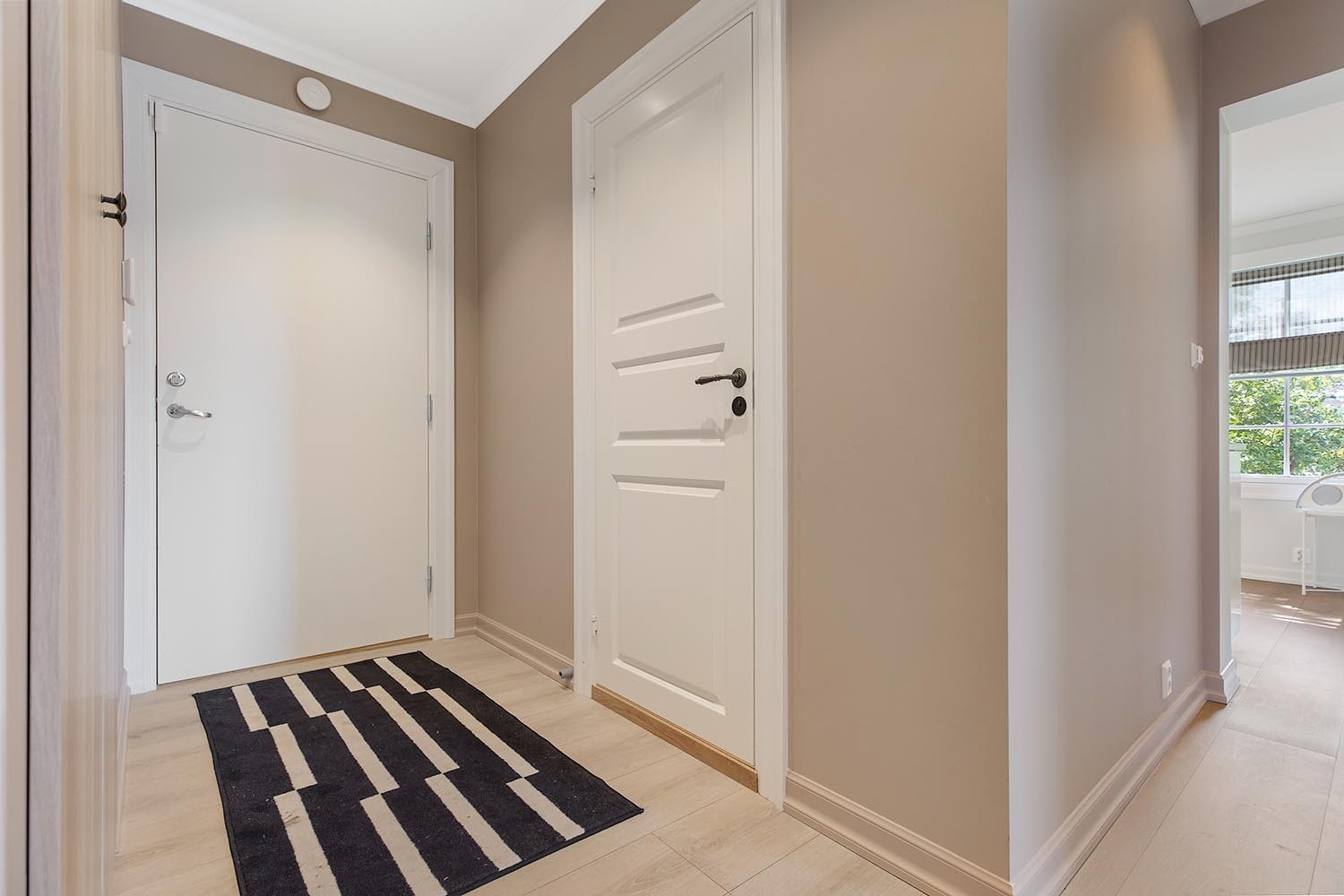 Romslig entré med god plass til å henge fra seg ytterklær og sette fra seg sko. Galleribilde