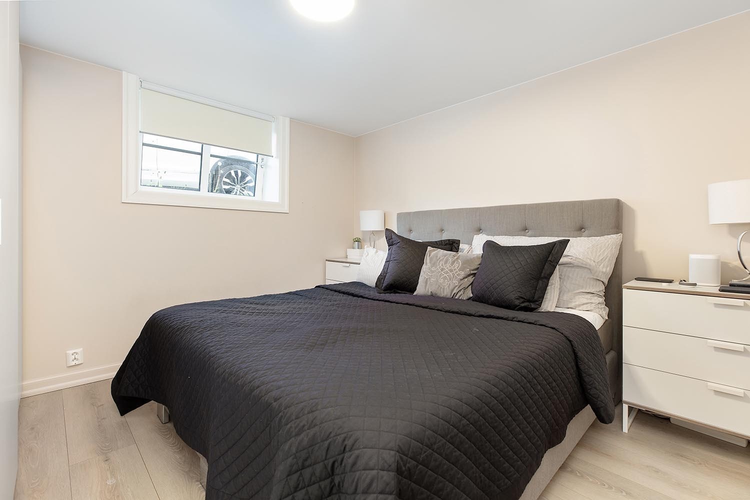 Hovedsoverom med god plass til dobbeltseng med tilhørende nattbord. Godt med lagringsplass i skyvedørsgarderobe. Galleribilde