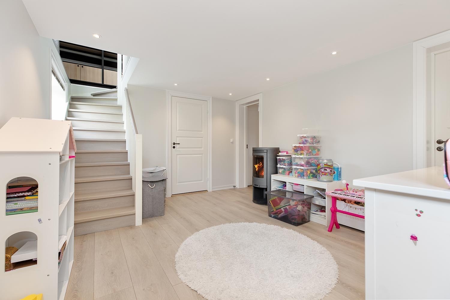 Kjellerstue som kan innredes etter ønske. Som kjellerstue eller lekerom for små barn. Galleribilde