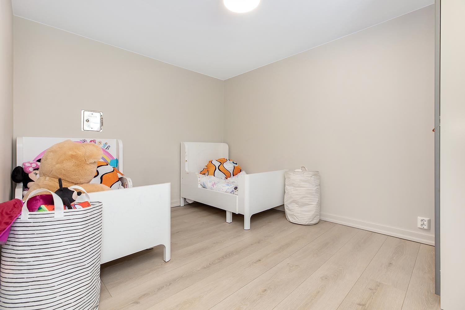 Soverom 3 som tidligere ble brukt som barnerom. Dette soverommet har også god plass til dobbeltseng og garderobeskap. Galleribilde