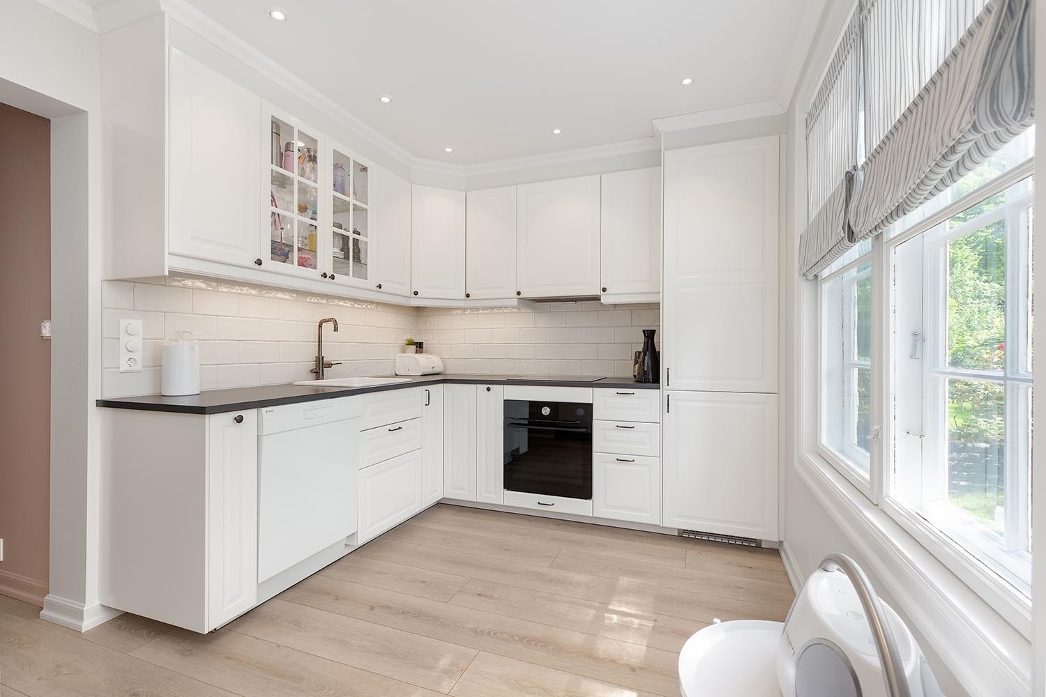 Kjøkken hvor alt av hvitevarer følger med leien. Galleribilde