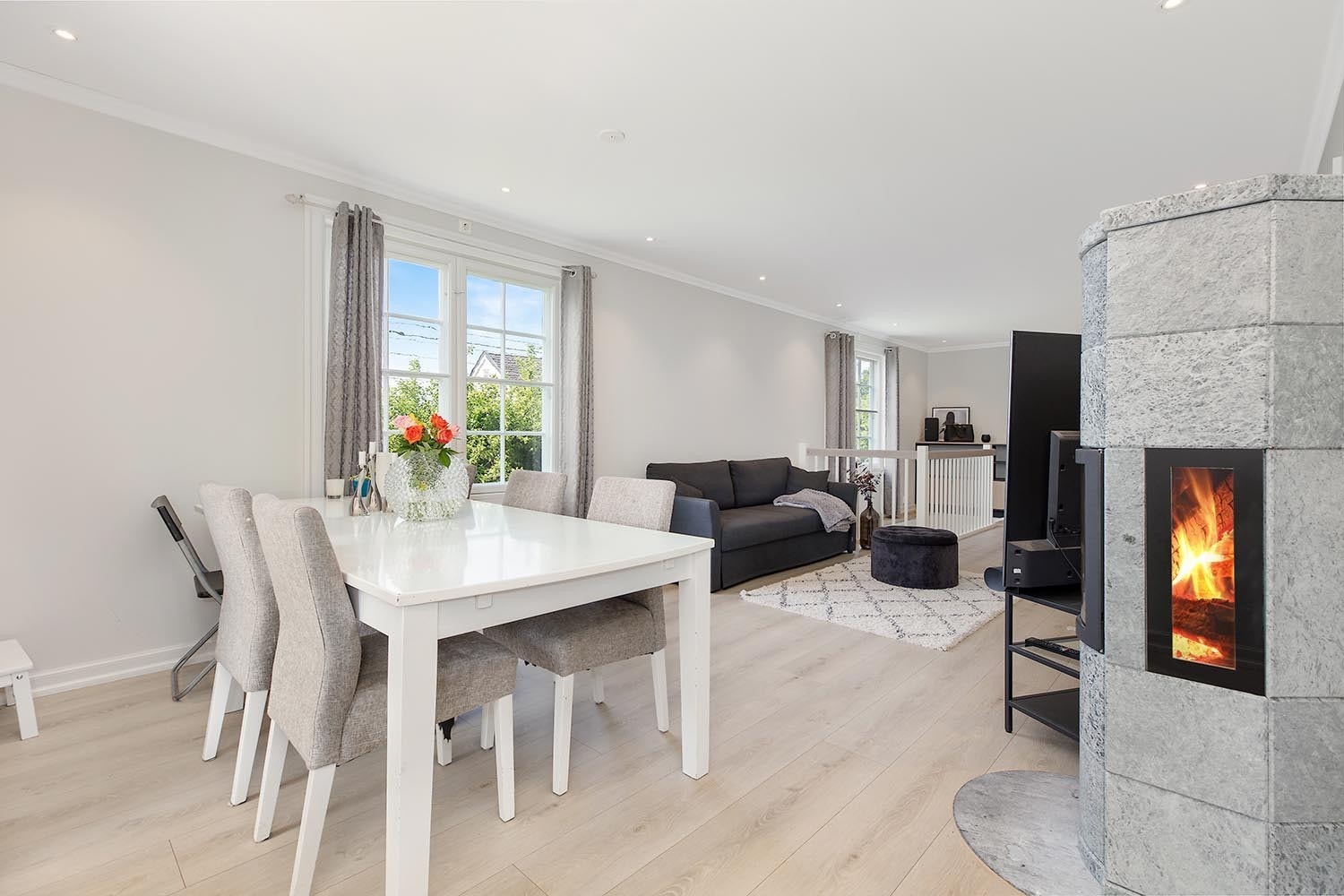 Stor stue med god plass til spisebord og sofahjørne. Hyggelig vedovn som varmer godt på vinteren. Galleribilde