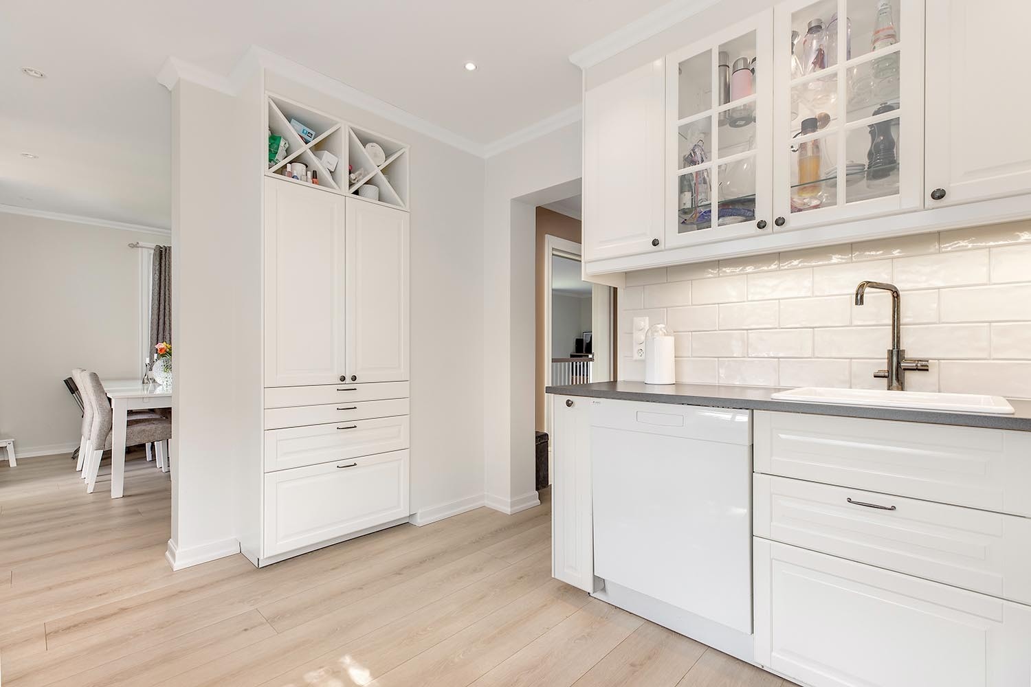 Det er godt med skap- og benkeplass på kjøkkenet. Galleribilde