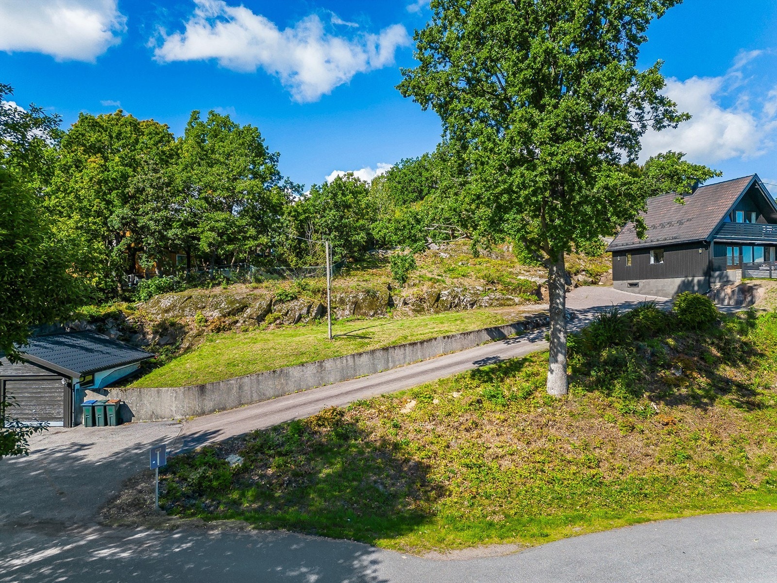 Huset til høyre har veirett over tomten Galleribilde