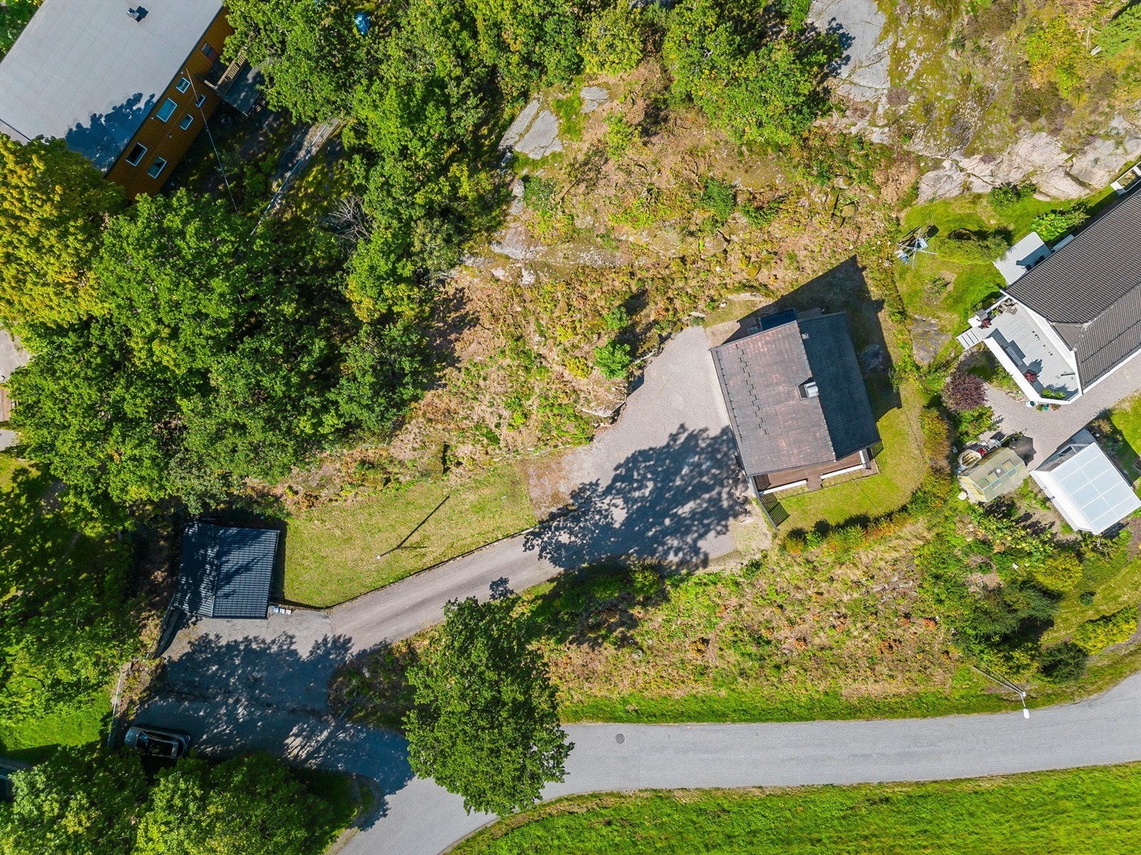 Beliggende mellom garasjen og huset. Fotograf: Kristian Bollæren ved Fotofinish Galleribilde