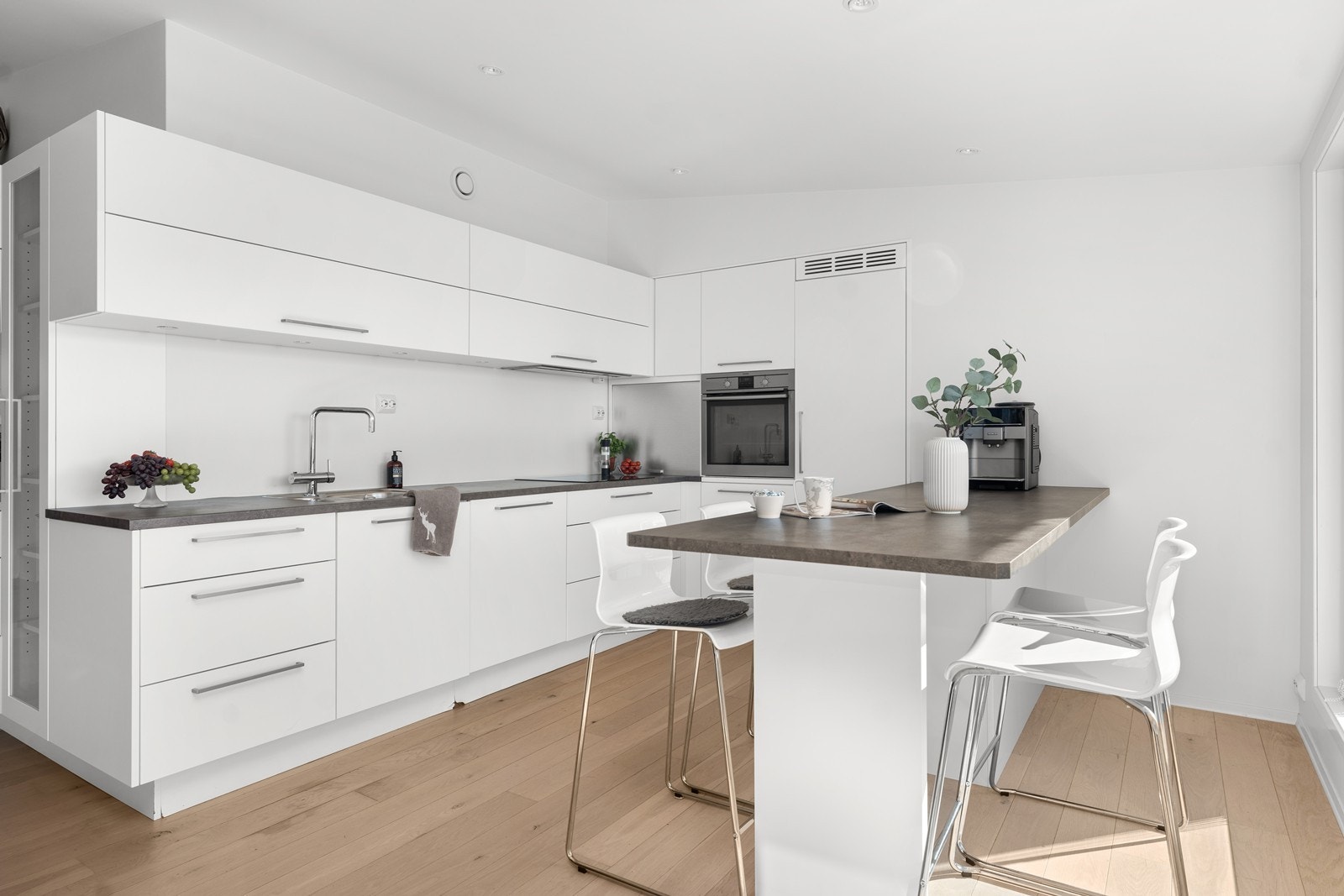 Hvit tidløs kjøkkeninnredning fra Hamran Galleribilde