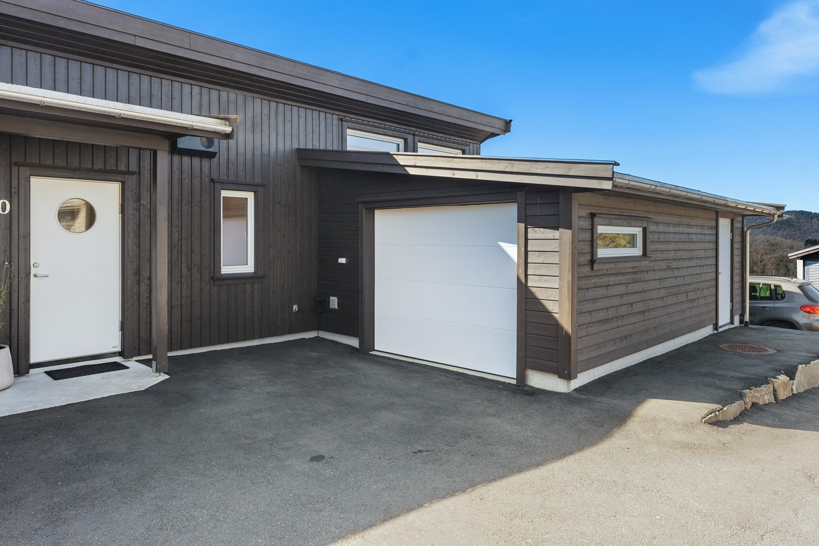 Romslig garsje med eletrisk port Galleribilde
