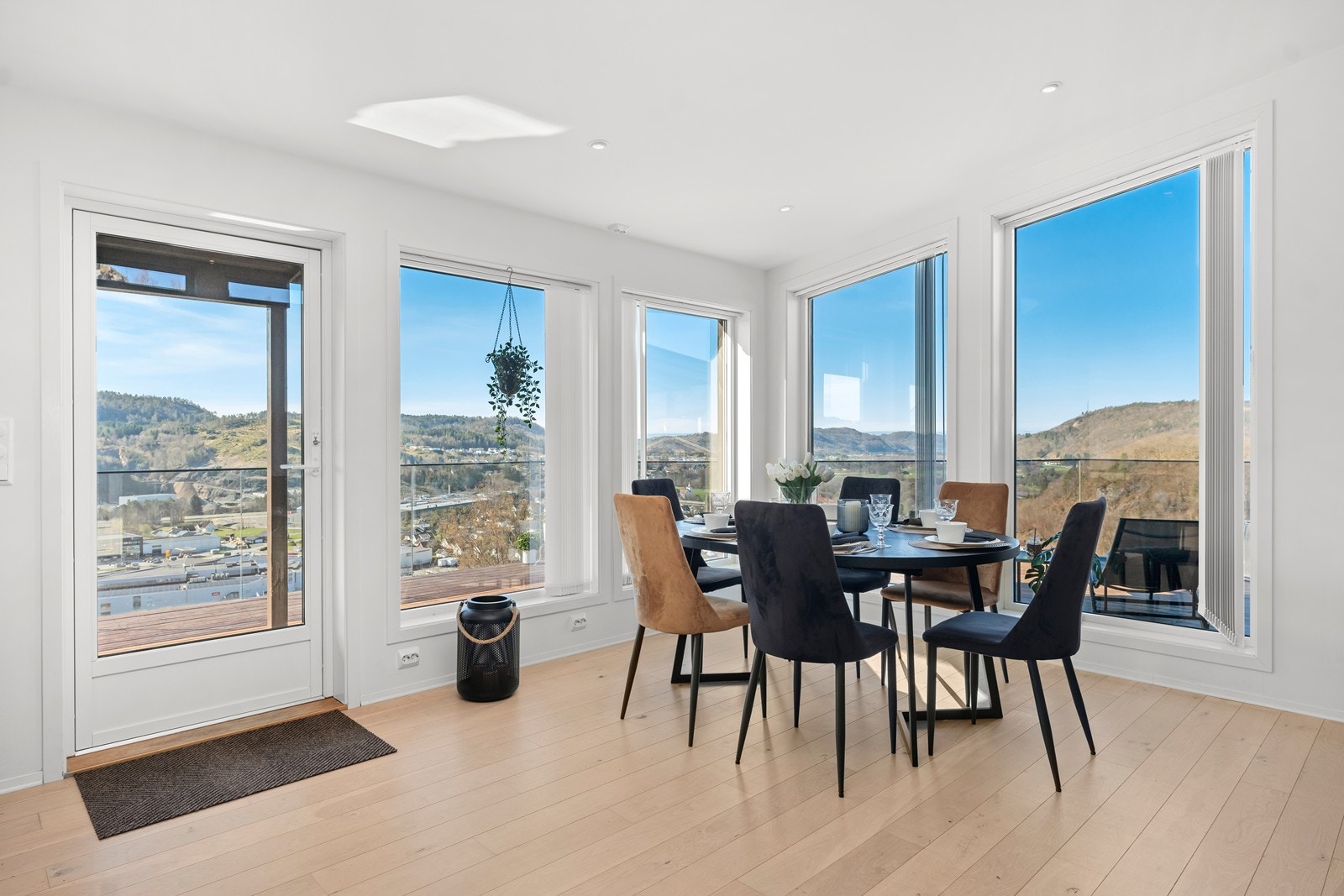 Utgang til veranda via stuedel Galleribilde