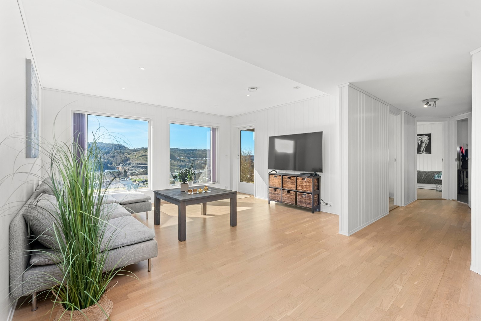 Kjellerstue med utgang til støpt platting og hage. Flott utsikt også herfra Galleribilde