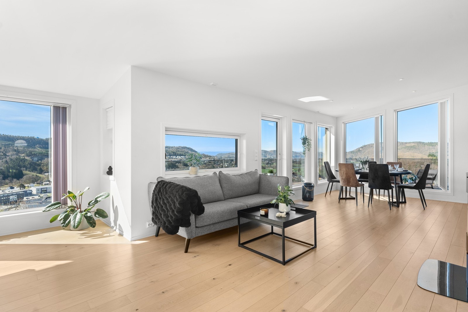 Store vindusflater som slipper inn mye naturlig lys i boligen Galleribilde