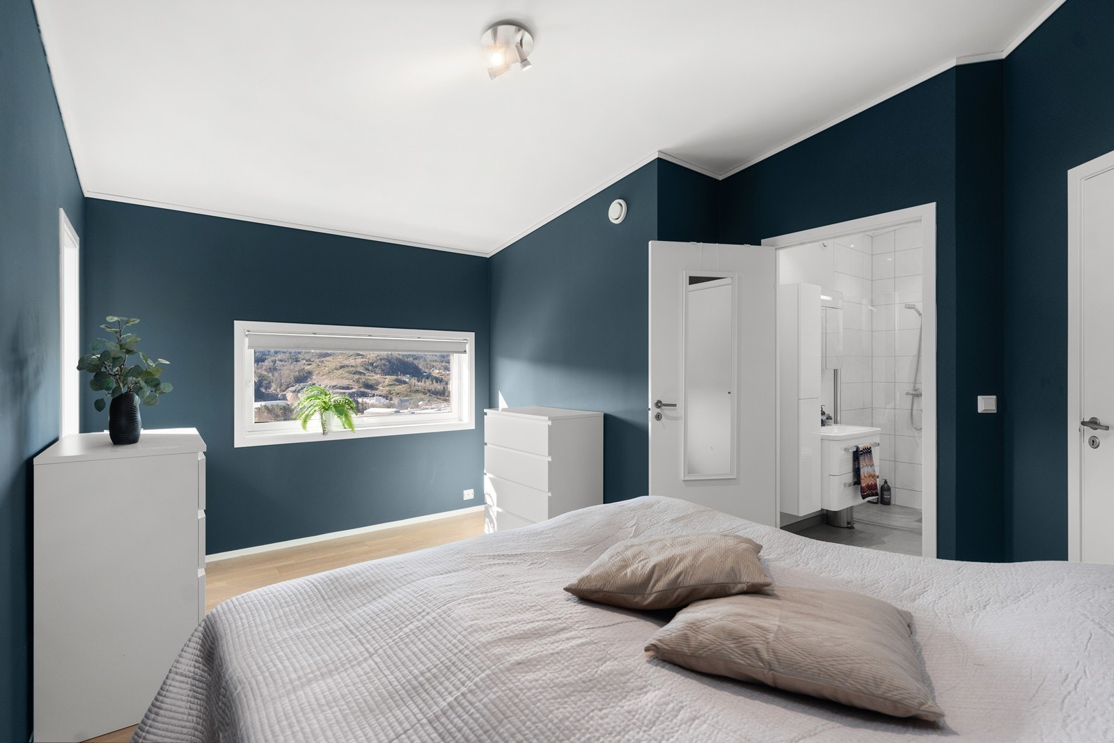 Hovedsoverommet har et tilhørende bad på høyre side av rommet Galleribilde