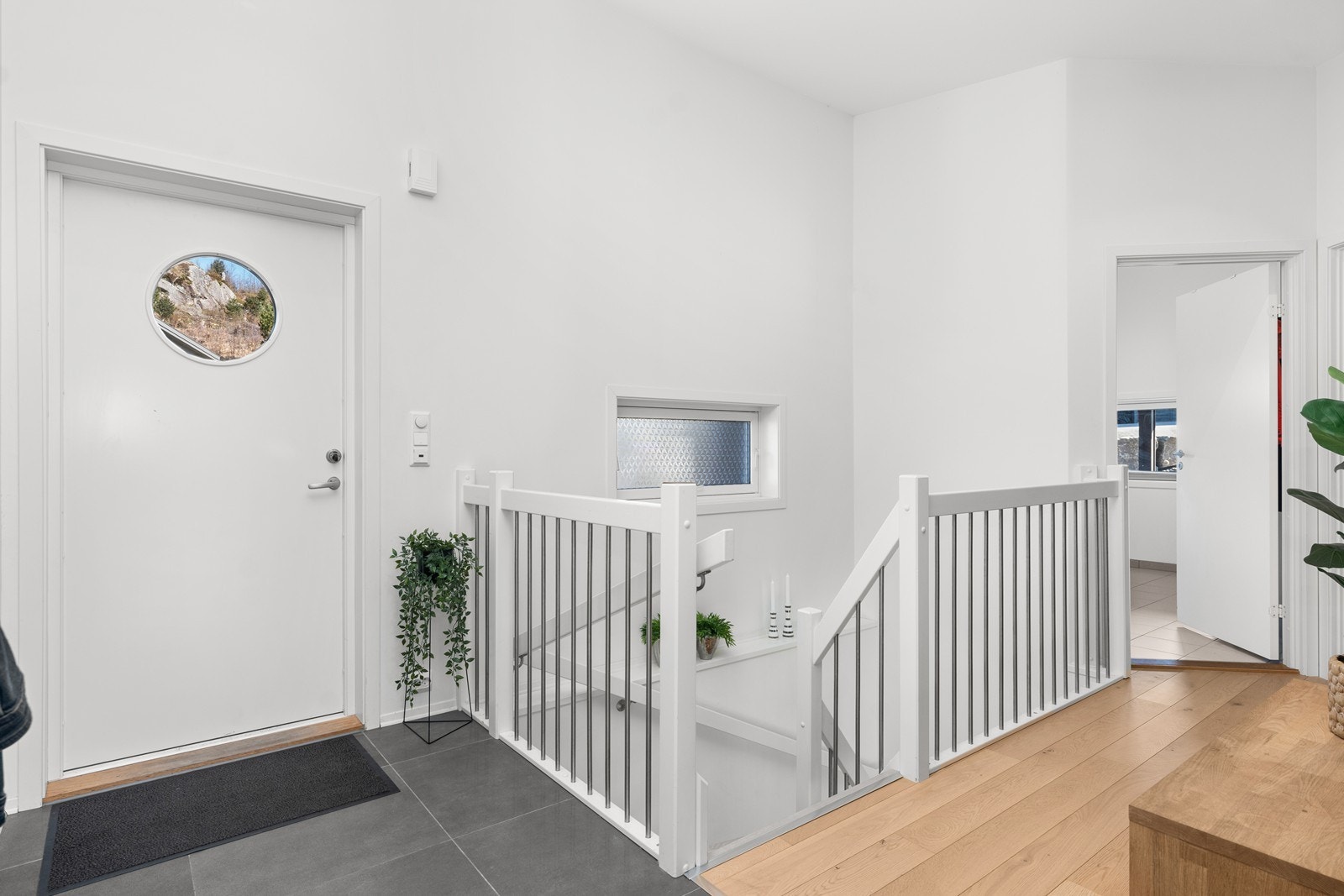 Inngangsparti/gang med fliser fremfor døren Galleribilde