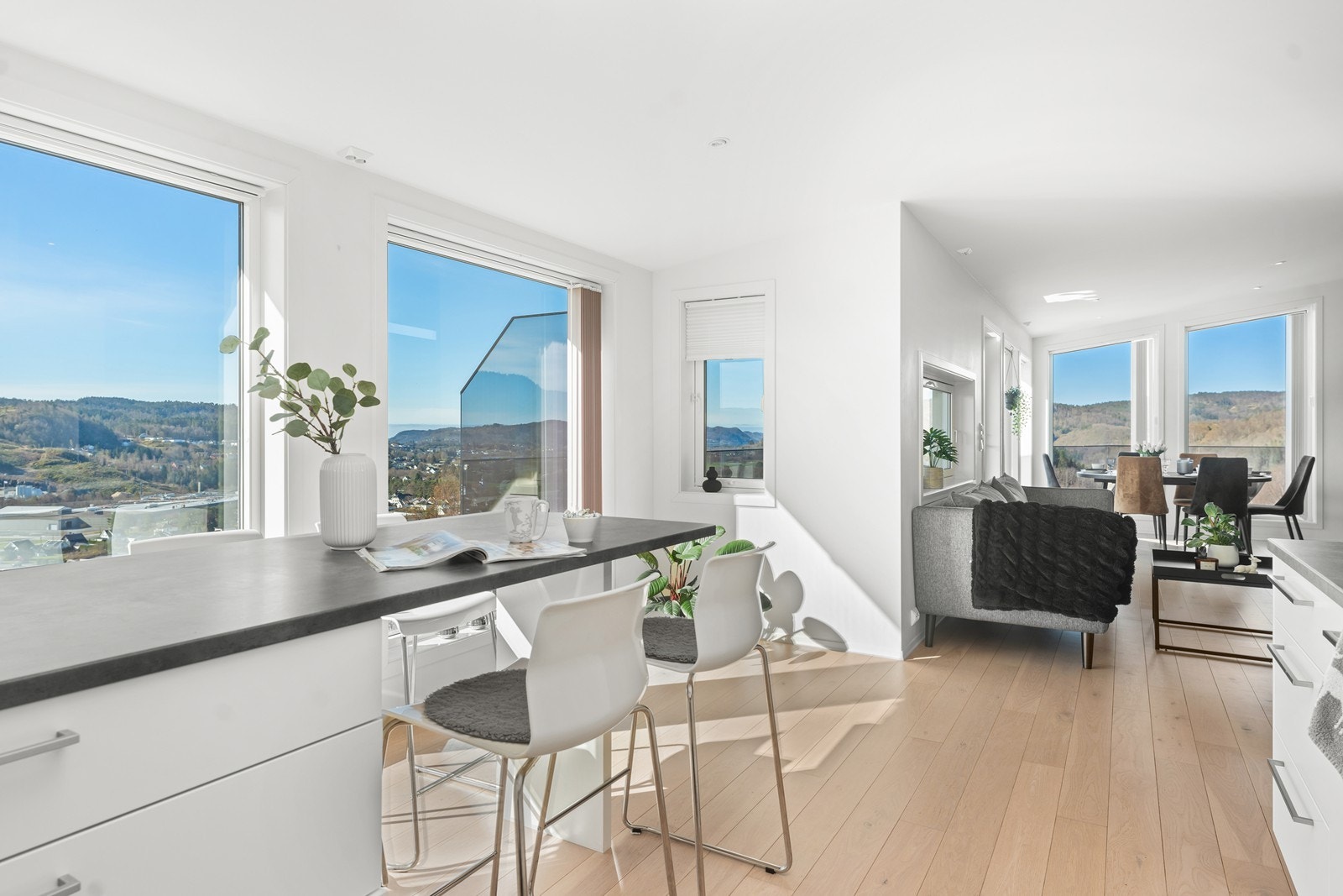 Kjøkkenøy med spiseplass Galleribilde