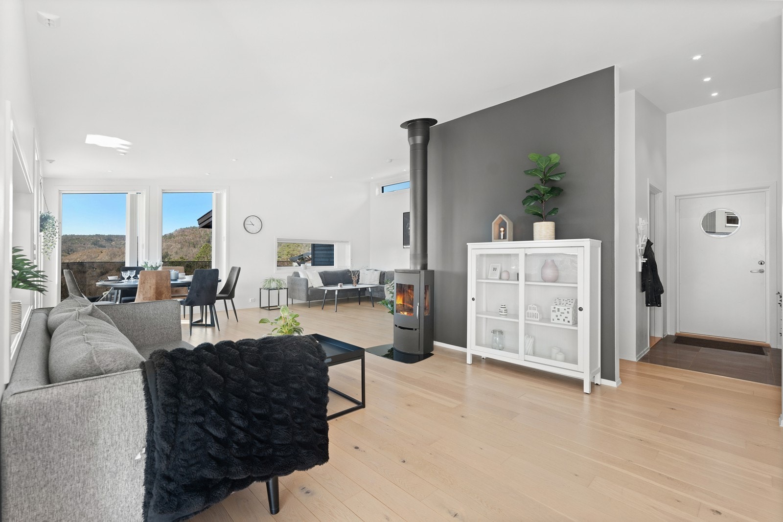 Hyggelig stue med plass til flere sittegrupper Galleribilde