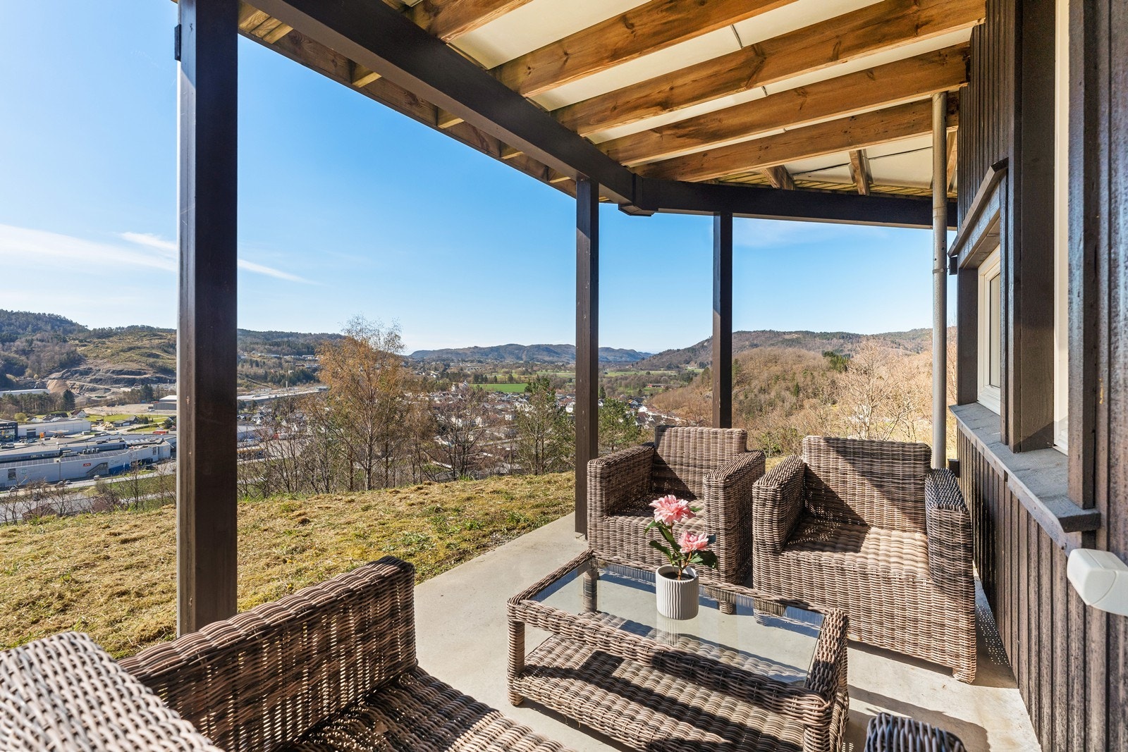 Støpt platting på bakkeplan Galleribilde